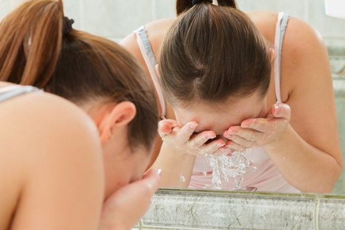 Cuci muka dengan air rendaman daun seledri. Ini yang didapatkan.