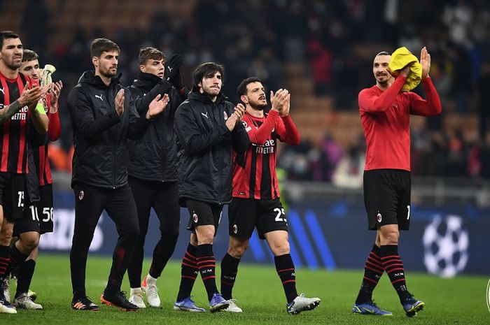 Para pemain AC Milan memberikan penghormatan kepada para suporter usai laga kontra Liverpool berakhir di San Siro.