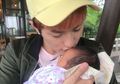 Masih Takut, Lee Jeong Hoon Puji Skill Istri Saat Potong Kuku Anak
