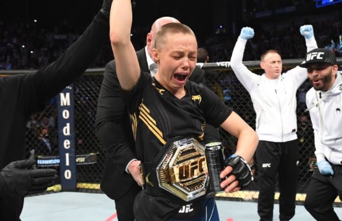 Rose Namajunas berhasil kembali menjadi juara kelas jerami wanita UFC setelah berhasil mengalahkan Zhang Weili di UFC 261 (25/4/2021).