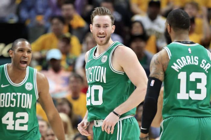 Pebasket Boston Celtics, Gordon Hayward (tengah), melakukan selebrasi bersama kedua rekan setimnya, Al Horford (kiri) dan Marcus Morris (kanan), pada laga keempat babak kesatu playoffs NBA 2019 Wilayah Timur melawan Indiana Pacers di Bankers Life Fieldhouse, Indiana.