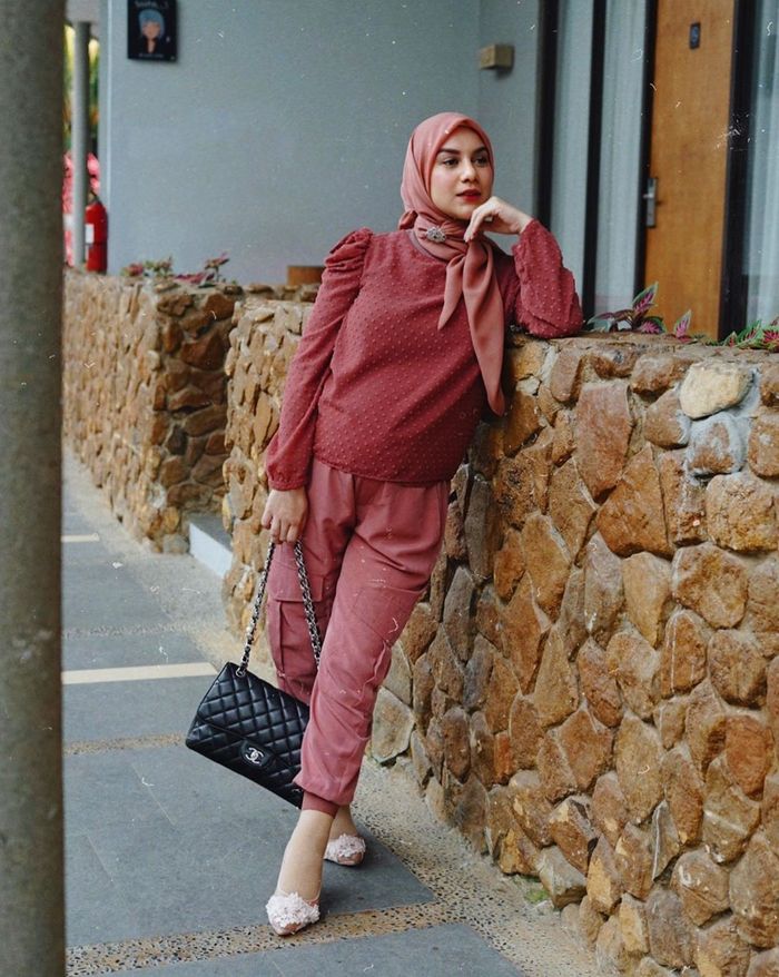 Irish Bella selalu tampil anggun dan santun dengan busana hijab