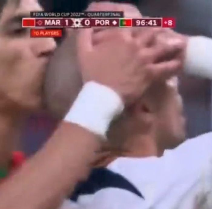 Kecupan pemain Maroko pada Pepe di laga Portugal vs Maroko