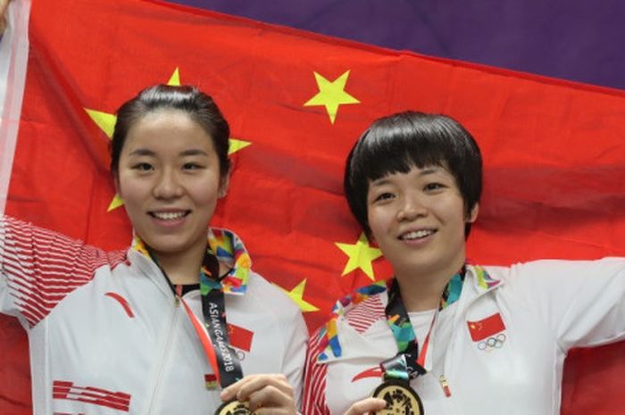 Ganda putri China, Chen Qingchen (kanan)/Jia Yifan, dengan medali emas Asian Games Jakarta-Palembang
