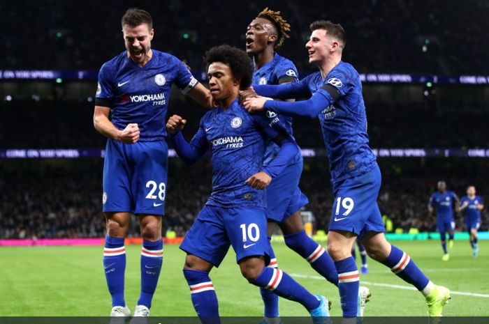 Para pemain Chelsea turut merayakan gol  yang dicetak oleh Willian pada suatu pertandingan.