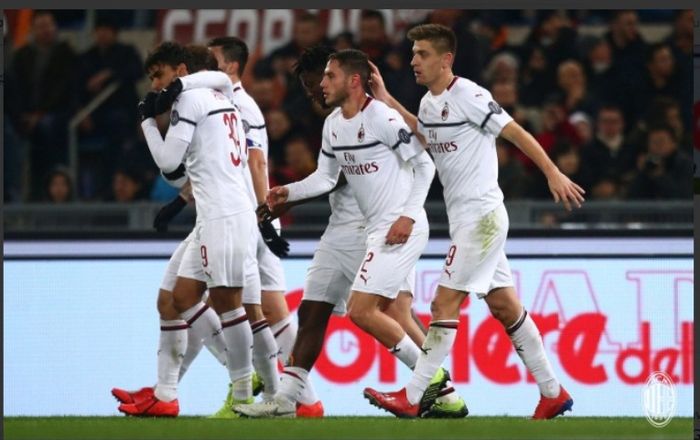 Para pemain AC Milan merayakan gol Krzysztof Piatek ke gawang AS Roma dalam laga Liga Italia di Stadion Olimpico, Minggu (3/2/2019)