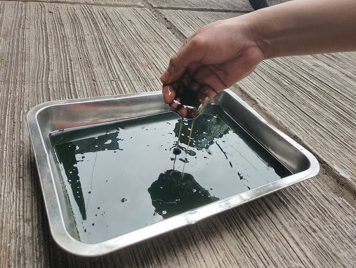 Hasil percampuran oli mesin dan minyak goreng di dalam mesin