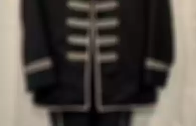 Kostum Black Parade milik Bob Bryar yang dijual