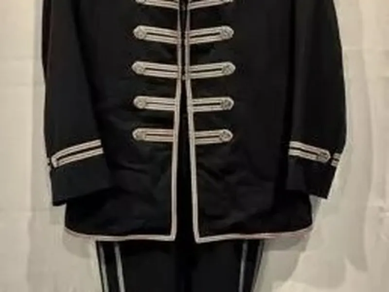 Eks Drummer My Chemical Romance Jual Kostum Ikonik Black Parade-nya di