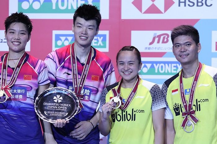 (dari ki-ka) Huang Dong Ping, Wang Yi Lyu, Melati Daeva Oktavianti, dan Praveen Jordan berpose bersama dalam prosesi penyerahan hadiah Japan Open 2019, Minggu (28/7/2019)