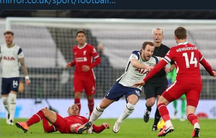 Thiago Alcantara melanggar keras Harry Kane dalam partai Tottenham Hotspur vs Liverpool di Liga Inggris, 28 Januari 2021.