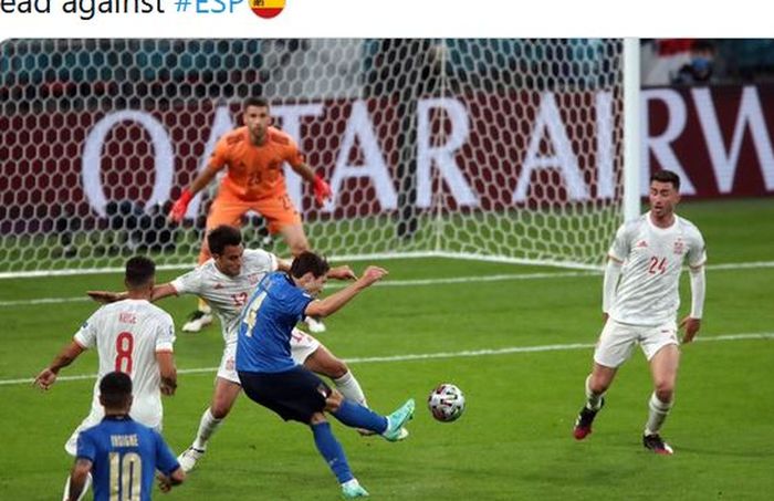 Striker timnas Italia, Federico Chiesa, mencetak gol ke gawang timnas Spanyol dalam laga semifinal EURO 2020 di Stadion Wembley, Selasa (6/7/2021).