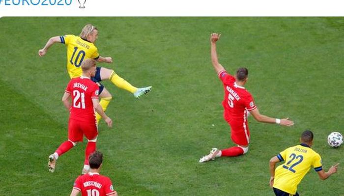 Gelandang timnas Swedia, Emil Forsberg, mencetak gol ke gawang timnas Polandia dalam laga Grup E EURO 2020 di Stadion Saint Petersburg, Rabu (23/6/2021).