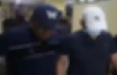 Pria berinisial JT (topi putih) yang menganiaya perawat RS Siloam berinisial CRS berhasil diamankan polisi, Jumat (16/4/2021) malam.