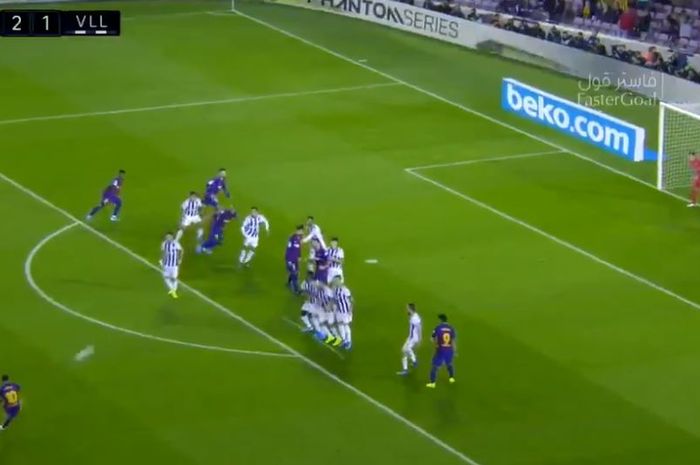 Megabintang Barcelona, Lionel Messi (kiri), mencetak gol free-kick dalam laga Liga Spanyol melawan Real Valladolid di Stadion Camp Nou, Selasa (29/10/2019).