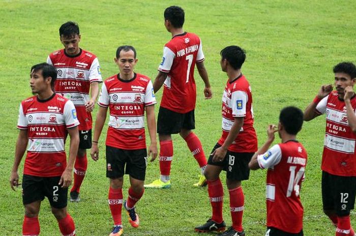 Para pemain Madura United usai latihan bersama Arema FC di Stadion Kanjuruhan, Malang, Rabu (21/10/2020).