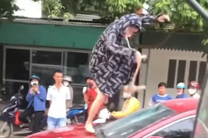 Istri naik kap mobil saat pergoki sang suami selingkuh