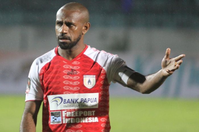 Ekspresi striker Persipura Jayapura, Boaz Solossa,  saat pertandingan melawan PSIS Semarang di Grup C Piala Presiden 2019.