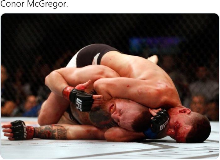 Nate Diaz mencekik Conor McGregor dalam laga UFC 2016, 5 Maret 2016.