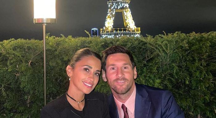 Megabintang PSG, LIonel Messi bersama istrinya, Antonela Roccuzzo sedang menikmati makan malam romantis dengan latar belakang Menara Eiffel di Kota Paris.