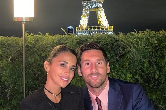 Megabintang PSG, LIonel Messi bersama istrinya, Antonela Roccuzzo sedang menikmati makan malam romantis dengan latar belakang Menara Eiffel di Kota Paris.