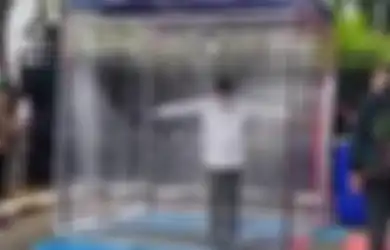 Foto Wakil Presiden Ma'ruf Amin Disemprot Disinfektan Sebelum Masuk ke Rumah, Ini Fungsi Cairan Disinfektan