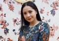 Tampil Beda Kayak Nggak Pakai Celana, Nagita Slavina Kenakan Baju One Shoulder Oversized yang Super Seksi
