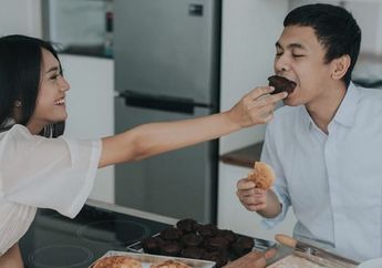 Pesona Anissa Aziza 'Orang Ketiga' Pakai Busana Adat Sumatera