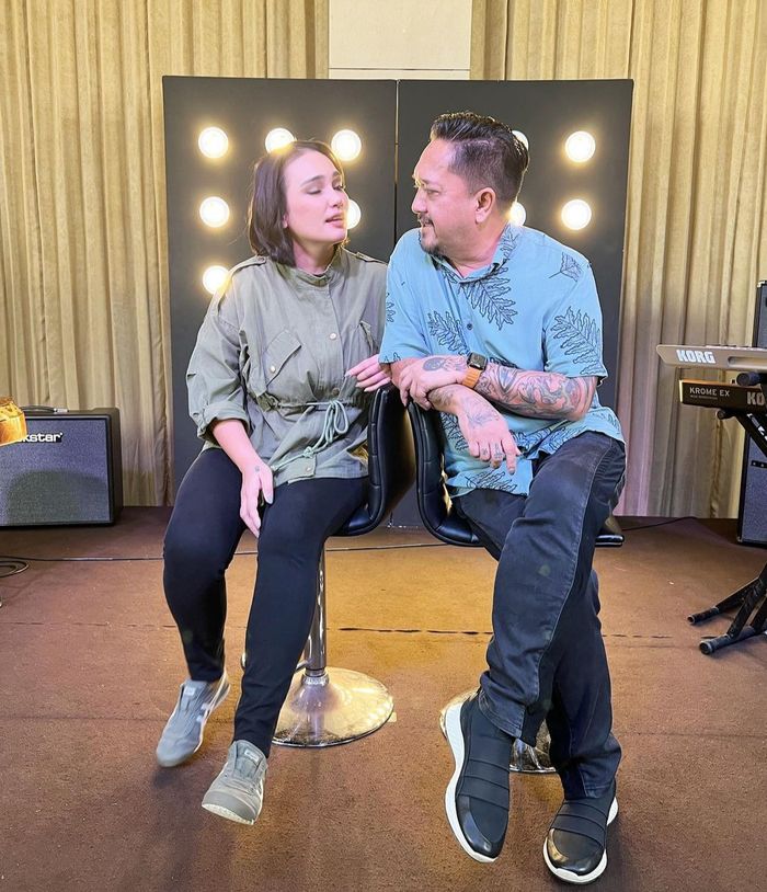 Potret kemesraan Feby Febiola dan Franky Sihombing.