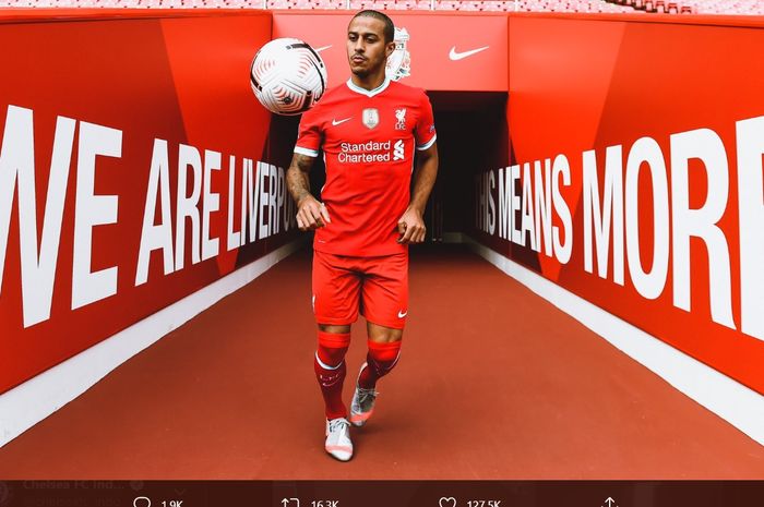 Rekrutan terbaru Liverpool, Thiago Alcantara, menjalani sesi pemotretan di Stadion Anfield.