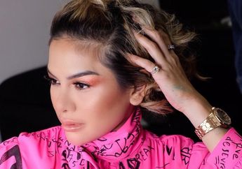 Menangis Saat Tahu Uang yang Diberikannya Ke Driver Ojol Berguna untuk Bayar Kontrakan, Nikita Mirzani: 'Hati Gua Terlalu Gampang Retak'
