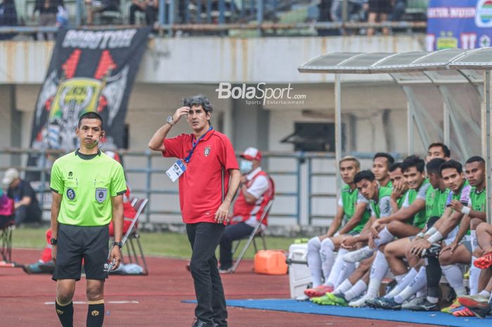 Pelatih Bali United, Stefano Cugurra alias Teco, sedang memantau timnya bertanding dalam laga pekan keenam Liga 1 2022 di Stadion Gelora Bandung Lautan Api, Bandung, Jawa Barat, 23 Agustus 2022.