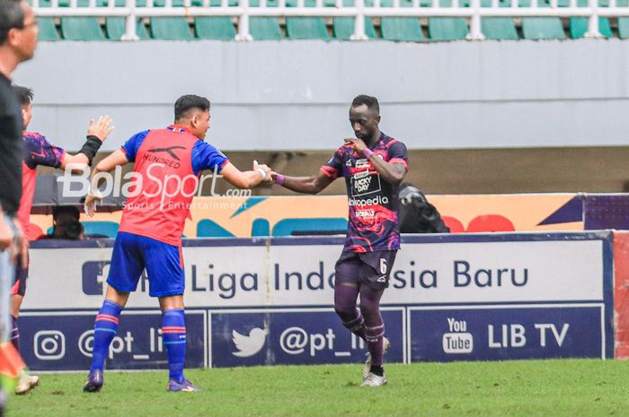 Gelandang asing RANS Nusantara FC, Makan Konate (kiri), terlihat mendapatkan apresiasi dari rekannya seusai mencetak gol dalam laga pekan ke-27 Liga 1 2022 di Stadion Pakansari, Bogor, Jawa Barat, Selasa (28/2/2023).