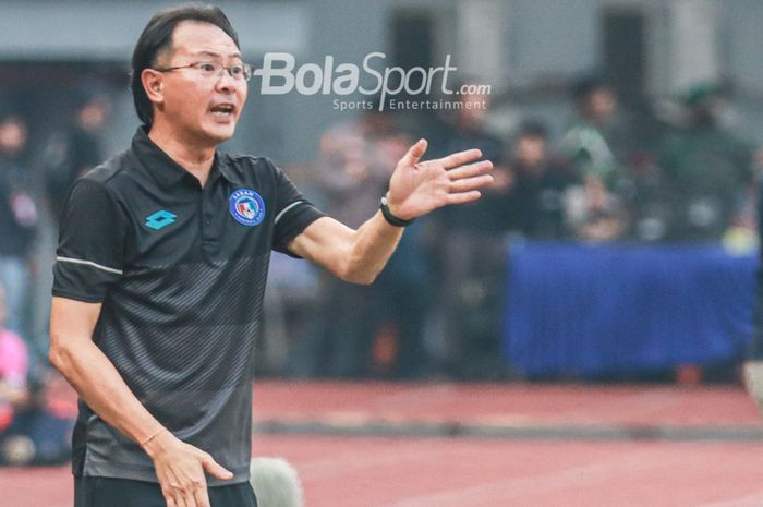 Pelatih Sabah FC, Ong Kim Swee, sedang memberikan arahan kepada para pemainnya di Stadion Patriot Candrabhaga, Bekasi, Jawa Barat, 5 Juni 2022.