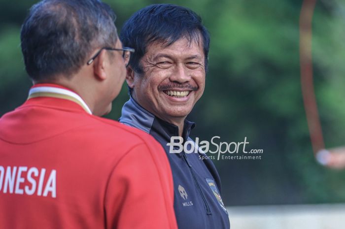 Pelatih timnas U-22 Indonesia, Indra Sjafri (kanan) tak mau pusing soal lawan di semifinal SEA Games 2023.
