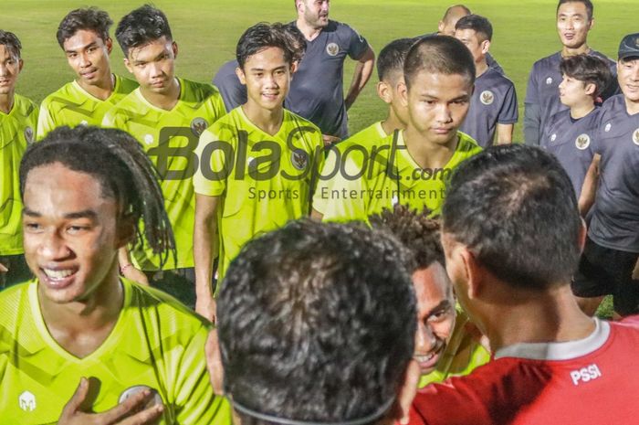 Ronaldo Kwateh (paling depan) serta sejumlah pemain timnas Indonesia sedang bersalaman dengan jajaran PSSI seusai latihan di Stadion Madya, Senayan, Jakarta, 23 Juni 2022.