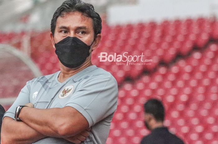 Pelatih timnas U-16 Indonesia, Bima Sakti, sedang memantau para pemainnya di Stadion Utama Gelora Bung Karno, Senayan, Jakarta, 19 April 2022.