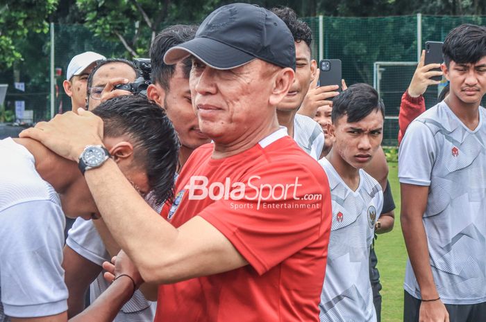 Ketua Umum PSSI, Mochamad Iriawan, sedang memeluk salah satu pemain timnas U-20 Indonesia di Lapangan A, Senayan, Jakarta, 15 Februari 2023.