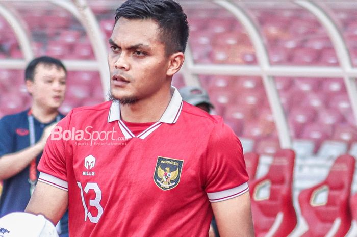 Pemain timnas Indonesia, Rachmat Irianto, sedang memasuki lapangan jelang bertanding dalam laga leg pertama semifinal Piala AFF 2022 di Stadion Gelora Bung Karno, Senayan, Jakarta, 6 Januari 2023.