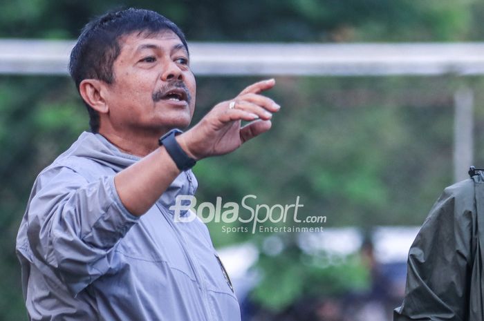 Direktur Teknik PSSI, Indra Sjafri, sedang memberikan intruksi di Lapangan Nirwana Park, Sawangan, Jawa Barat, Sabtu (22/7/2023).