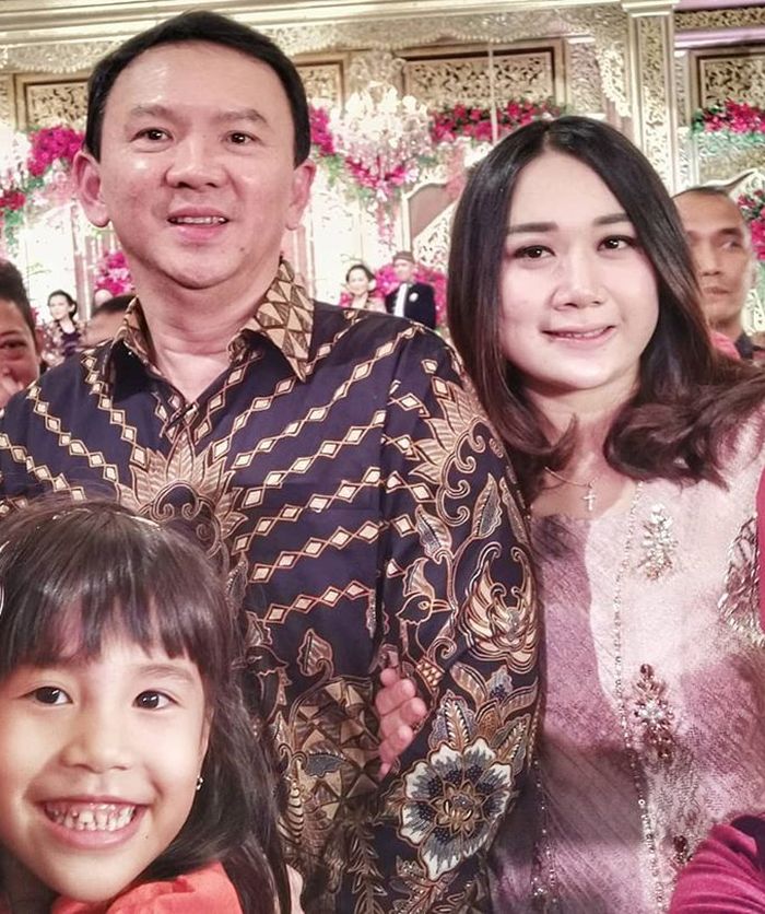 Penampilan Puput Nastiti Devi yang curi perhatian kenakan kalung Salib saat temani Ahok kondangan