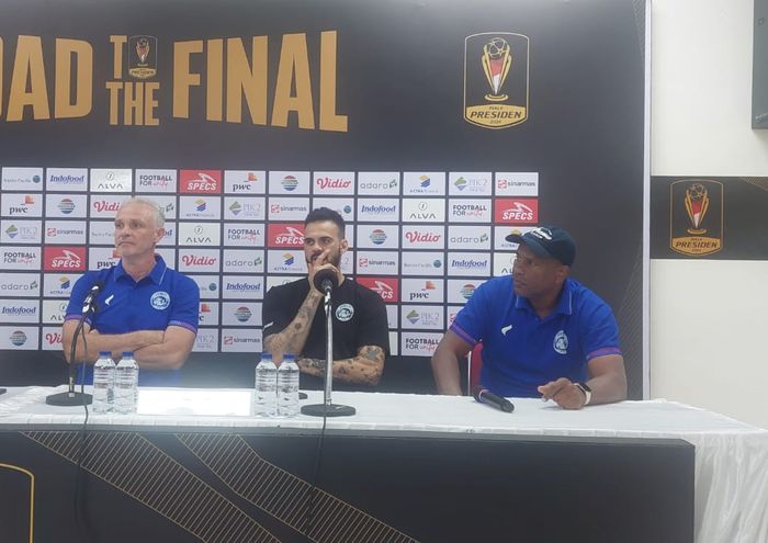 Pelatih Arema Joel Cornelli dan kiper Lucas Frigeri dalam konferensi pers jelang lawan Borneo FC pada final Piala Presiden 2024, Sabtu (3/8/2024).