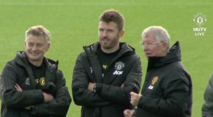Ole Gunnar Solskjaer (kiri), Michael Carrick, dan Sir Alex Ferguson berbincang di lokasi latihan Manchester United.