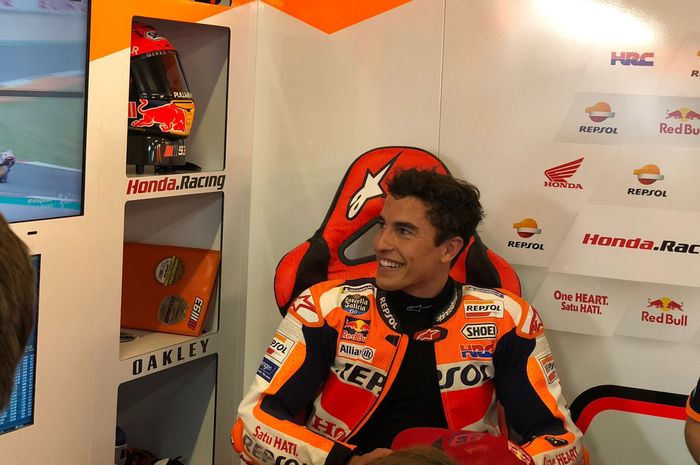 Marc Marquez tersenyum lebar seusai menjalani kedua sesi latihan di hari pertama MotoGP Portugal 2021