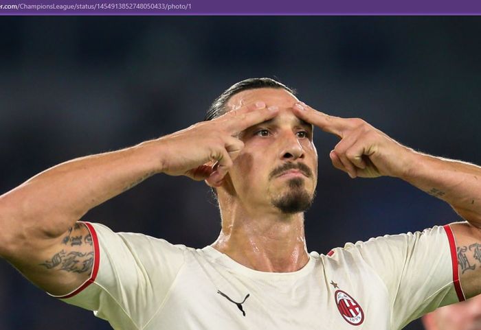 Striker AC Milan, Zlatan Ibrahimovic, merayakan gol ke gawang AS Roma dalam laga Liga Italia di Stadion Olimpico, Minggu (31/10/2021).
