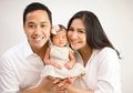 Caca Tengker Gunakan Botol Susu untuk Memberikan ASIP, Begini Respons dari Pakar!