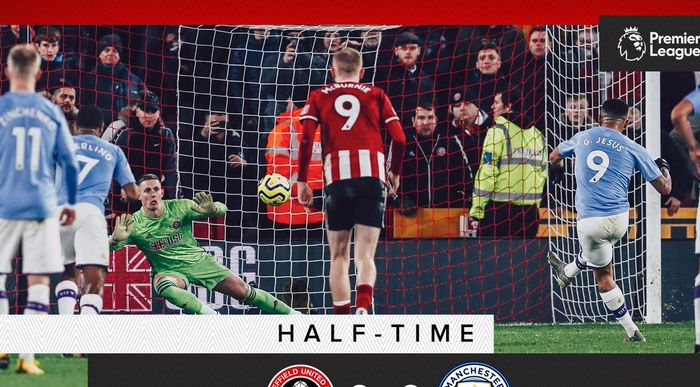 Kiper Sheffield United, Dean Henderson, menepis tendangan penalti striker Manchester City, Gabriel Jesus, dalam laga Liga Inggris di Stadion Bramall Lane, Selasa (21/1/2020).