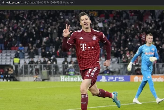 Selebrasi penyerang Bayern Muenchen, Robert Lewandowski, usai mencetak hat-trick ke gawang RB Salzburg