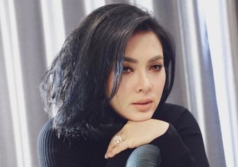 Dengan Perut Buncit Bak Bumil, Syahrini Tampil Beda Pakai Dress Merah Sambil Tenteng Tas Rotan Unik di Italia