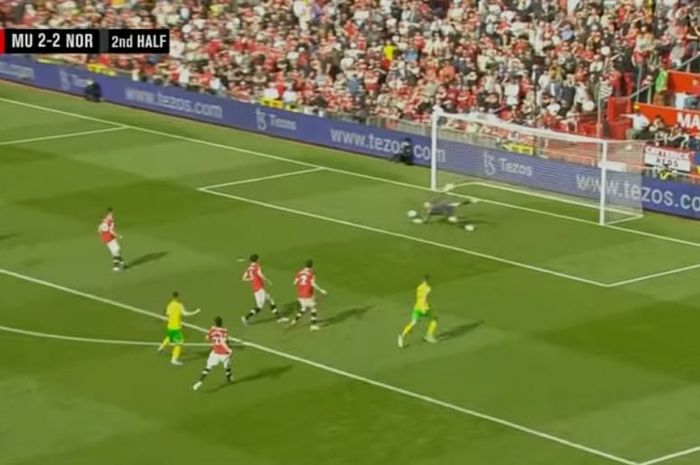 Aksi penyelamatan brilian David de Gea menggagalkan tembakan Milot Rashica dalam duel Manchester United vs Norwich City di pekan ke-33 Liga Inggris (16/4/2022).